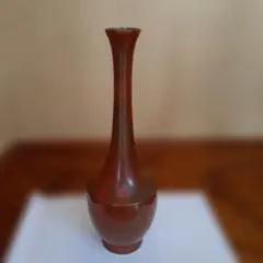 茶色の細長い花瓶