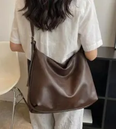 美品 ショルダーバッグ ダークブラウン フェイクレザーのサムネイル