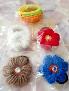 まとめ売り♪　ハンドメイド 毛糸の花 ヘアゴム 4点セットおまけ小物入れ