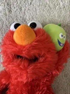 【昭和レトロ】セサミストリートのエルモがフルーツを抱えたデザインのぬいぐるみ