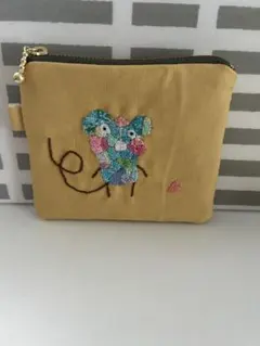 ダーニング刺繍　ポーチ　ねずみさん