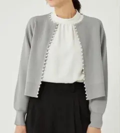 グリーンレーベルリラクシング　フェイクパール クロップドカーディガン　グレー