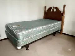 カナダ製　シングルベッド　マットレス、ベッドスカート付き