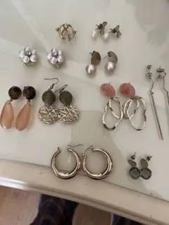 多様なデザインのピアスセット