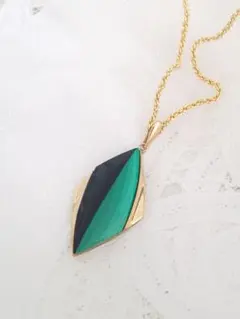 黒と緑の天然石ダイヤモンド型ネックレス