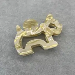 犬型クリーム色アクリルヘアクリップ