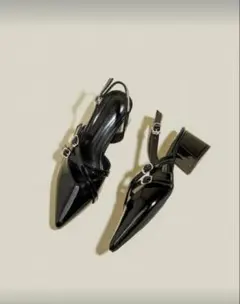 ブラックエナメルポインテッドトゥシューズ