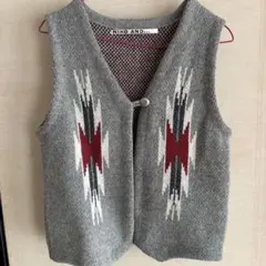 値下げ！NIKO AND... グレー ニットベスト 幾何学模様