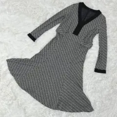 【c3570】美品　DeeFlavor ワンピース　Vネック　総柄　Aライン