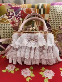 美品　アクシーズファム　レースフリルがま口バッグ　定価8,250円のサムネイル