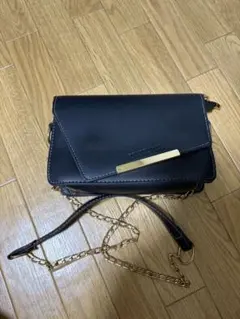 黒い合成皮革ショルダーバッグ