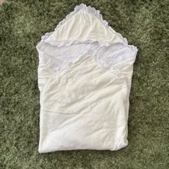 レース付きホワイトおくるみ　赤ちゃん本舗