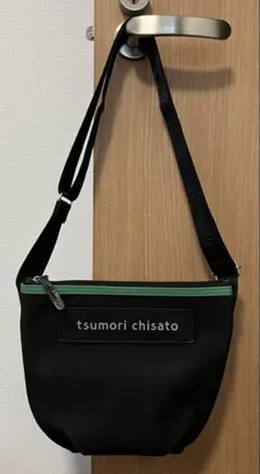 tsumori chisato ショルダーバッグ ブラック ロゴ入り 斜めがけのサムネイル