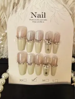 蝶々のパーツやラインストーンで装飾されたベージュ系のネイルチップ