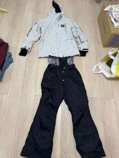 ジャケットとスノーボードパンツ