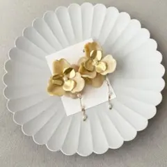 大ぶりフラワーピアス ベージュ ゴールド パール 結婚式 お呼ばれ ハンドメイド