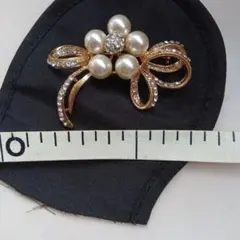 レトロな　パールとクリスタルの花モチーフブローチ　中古