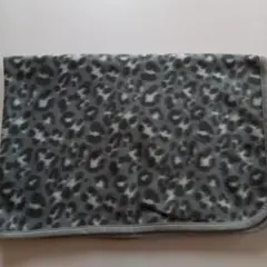 ヒョウ柄 フリースひざ掛け ブランケット グレー 89×59cm