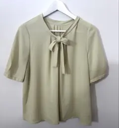 【美品】INDIVI インディヴィ　シアーボウタイブラウス　38 グリーンのサムネイル