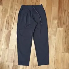 ユニクロ　ダークグレー パンツ ストレッチ素材