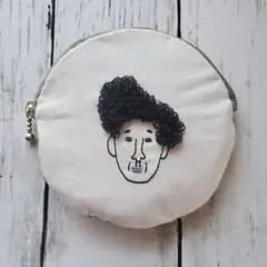 ハンドメイド丸型ファスナーポーチ　ふわ毛のおじさんの刺繍