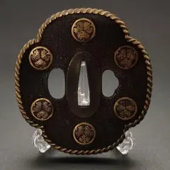 日本刀装具　刀鍔　家紋の図　三つ葉葵　銅地　細工　金メッキ　刀剣美術　武道具 楽天市場】日本刀装具 刀鍔 家紋図 三つ葉葵 銅地 金工 細工 鍔