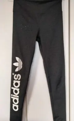 ★★adidas 濃いグレーレギンス ロゴ入り★★商品はとても綺麗です。