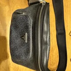 GUESS ロゴ入り ブラック ショルダーバッグ