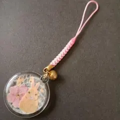 春を先取り✨️白蛇 抜け殻 金箔仕上げ　桜のうさぎ御守りキーホルダー　モカ
