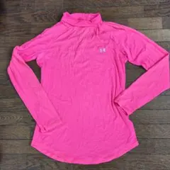 アンダーアーマー　ピンクのハイネックフィットネスウェアシャツ長袖