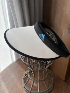 adidas サンバイザー ホワイト/ブラック フリーサイズ　つば広め