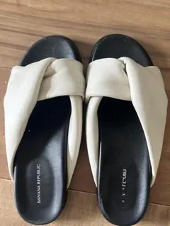 BANANA REPUBLIC ベージュ トングサンダルのサムネイル