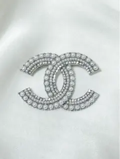 限定カラー！　CCロゴ ダブルCロゴ ブローチ　パール　シルバー