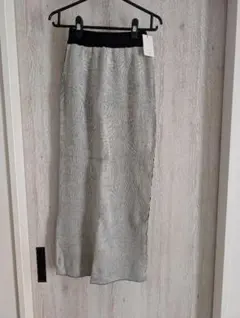 ホワイトとブラックのストライプタイトスカート