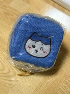 ちいかわ　カラビナつき刺繍スクエアミニポーチ　ハチワレ