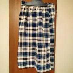 青と白のチェック柄タイトスカート