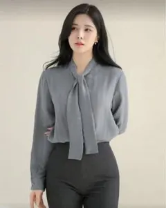 グレー リボン付き 長袖シャツ ネクタイ オフィス