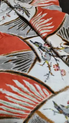 a195ワンコインセール！扇子と鳥の模様の生地 はぎれ銘仙