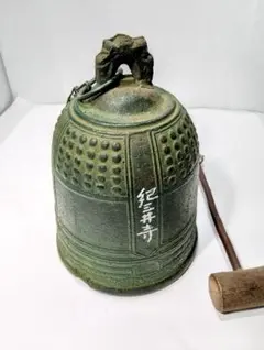 これは昭和レトロ風の小さな収納箱で、お寺や仏壇で使われるものです。 これは昭和レトロ風の小さな収納箱で、お寺や仏壇で使われるものです