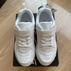 [新品未使用タグ付き]瞬足白21.0センチ2E