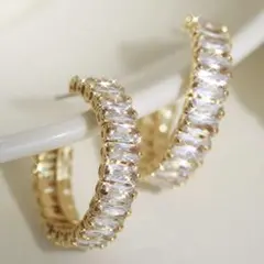 ゴールド フープピアス クリアストーン付き