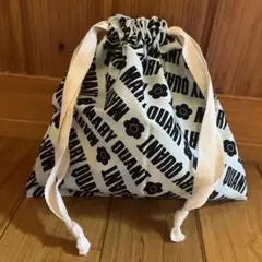 巾着袋 ホワイト地に黒ロゴ 花柄