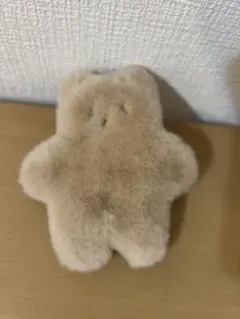 ベージュ クマ型ポーチ ポンポン付き