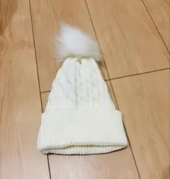 ホワイト ケーブル編み ニット帽 ファー付き