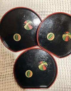漆塗りの伝統的な皿 3枚セット！