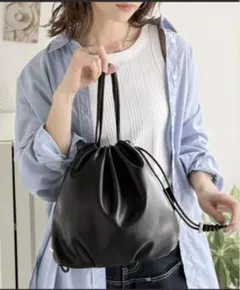 可愛く映えて、頼れる相棒。ソフトレザーマルチウェイ 巾着ラウンドバッグ