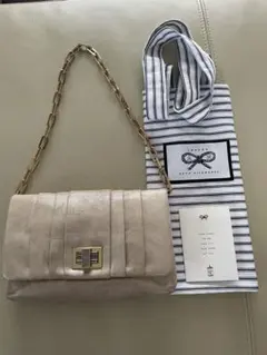 アニアハインドマーチ　ピンクラメショルダーバッグ　チェーンベルト