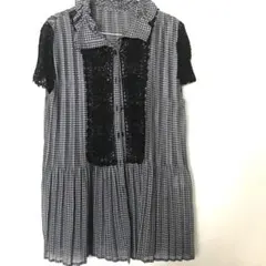 チェックプリーツ素材に黒のレース飾り　ワイヤー入りカラー　ロング丈ブラウスのサムネイル