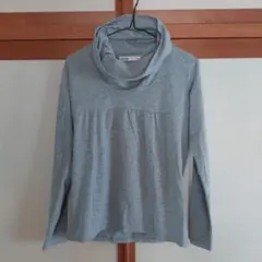 グレー ハイネック 長袖トップス