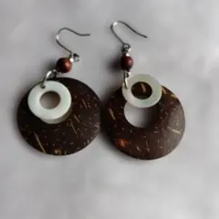 木製と貝素材の二重リングピアス